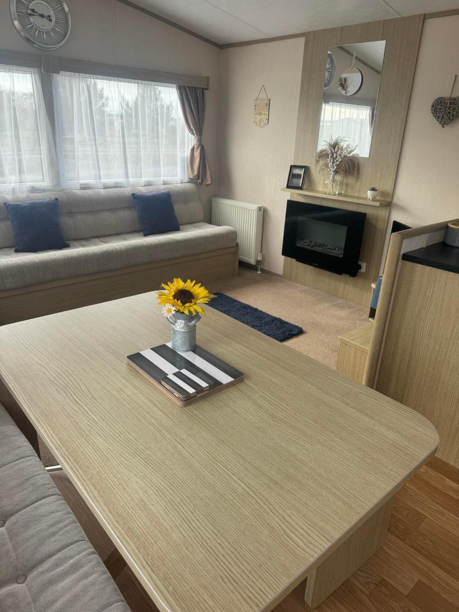 Highway Hotel Лосимът Екстериор снимка